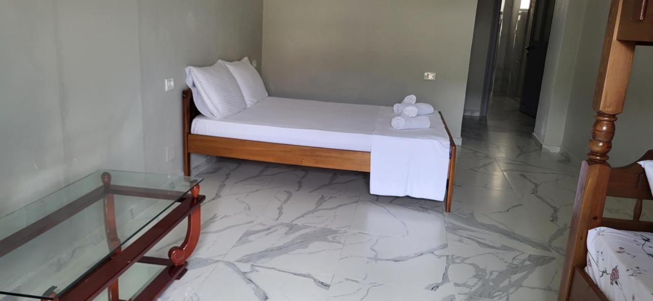 Jon Rooms Himare Esterno foto